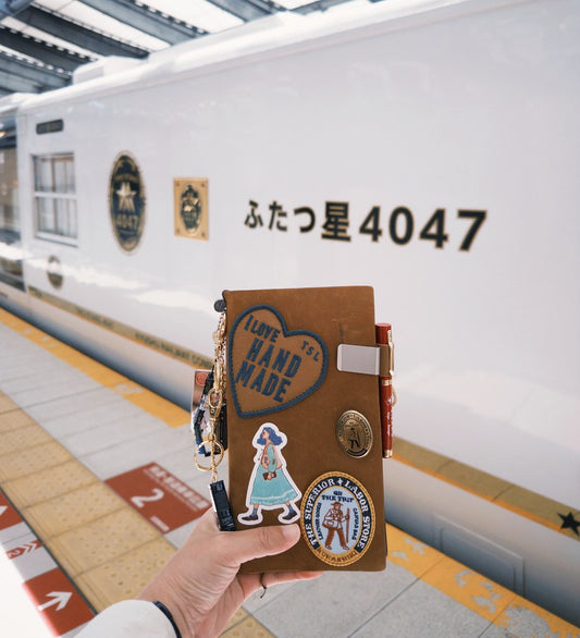 La Dolce Vita We Move Forward Happily Sticker Set in Tin