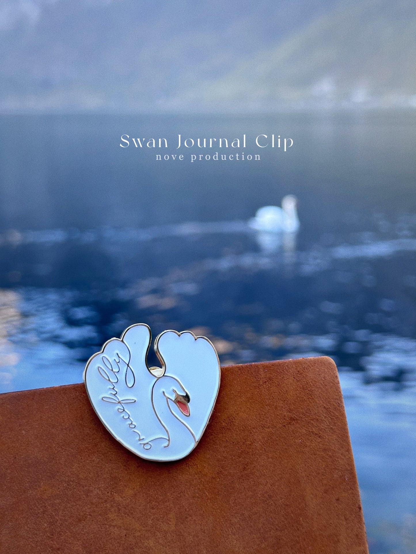 Nove { a. round } Collection Swan Journal Clip